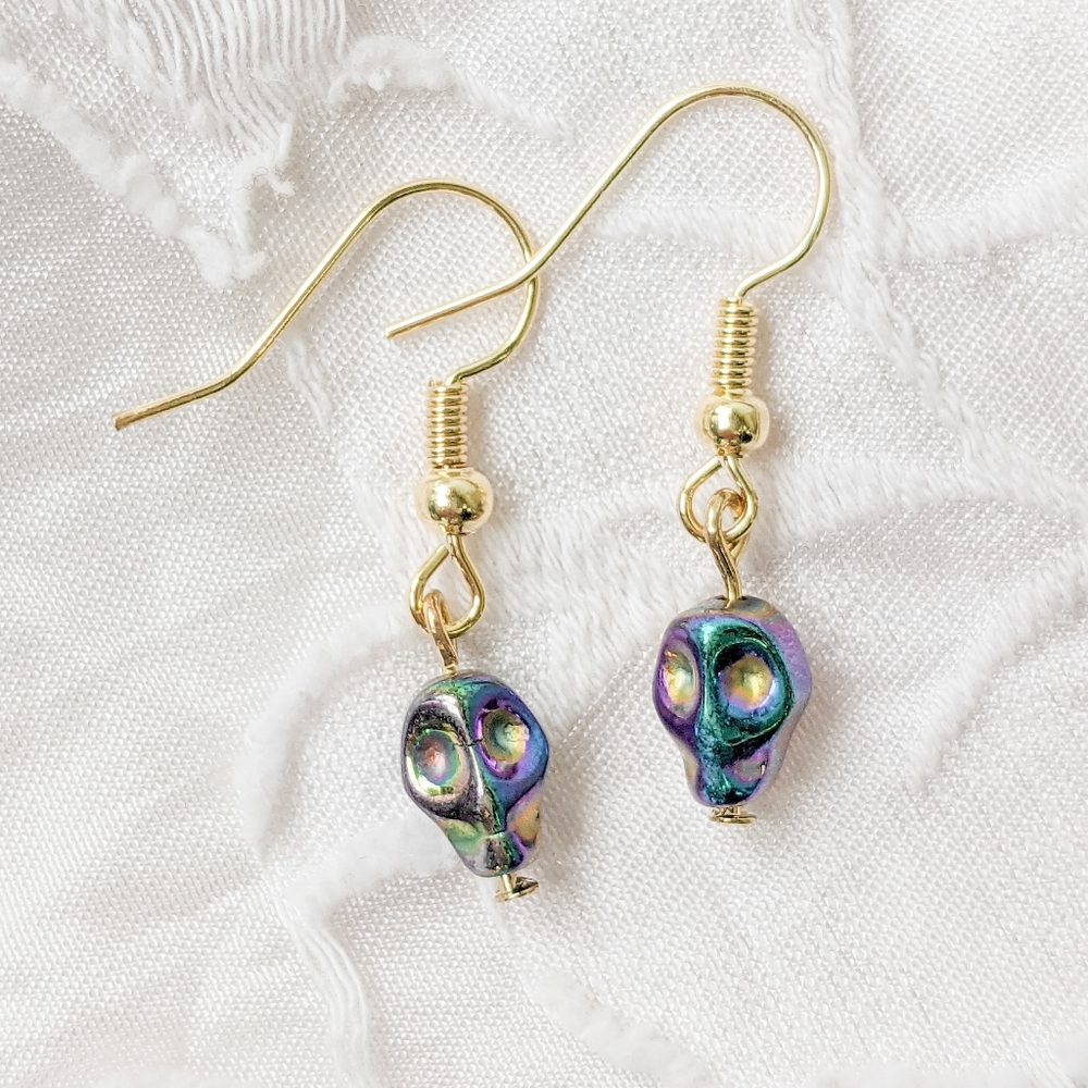 Neochrome Stone Skull Earrings (Gold)